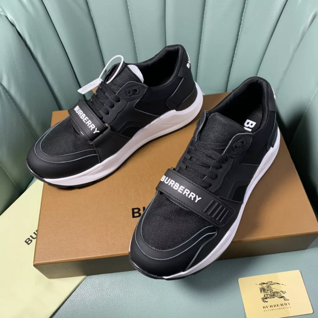 BURBERRY Burberry's latest thick-soled sneakers, couple pop 💑 hot sale🔥<br>Made of vintage plaid, suede and leather with a prominent curved sole ✔️<br>Upper:48% cotton, 52% calf leather, Lining:60% polyester, 40% sheepskin Sole:100% rubber Original 1:1 top quality cow goods ⬆️⬆️<br>Women's 35-40 Men's 39-45 (women's 40. men's 38.45 non-refundable)<br>🎁 counter one to one packaging