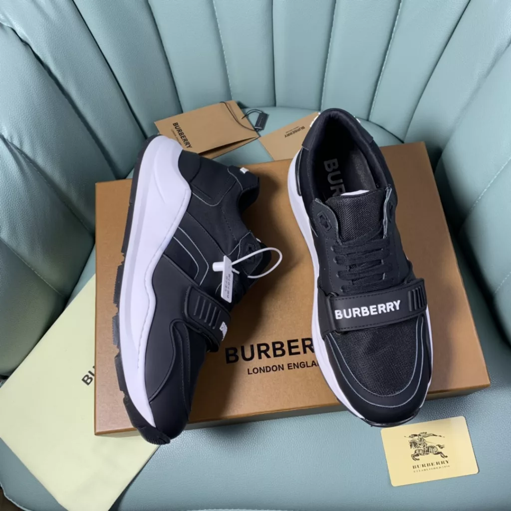 BURBERRY Burberry's latest thick-soled sneakers, couple pop 💑 hot sale🔥<br>Made of vintage plaid, suede and leather with a prominent curved sole ✔️<br>Upper:48% cotton, 52% calf leather, Lining:60% polyester, 40% sheepskin Sole:100% rubber Original 1:1 top quality cow goods ⬆️⬆️<br>Women's 35-40 Men's 39-45 (women's 40. men's 38.45 non-refundable)<br>🎁 counter one to one packaging