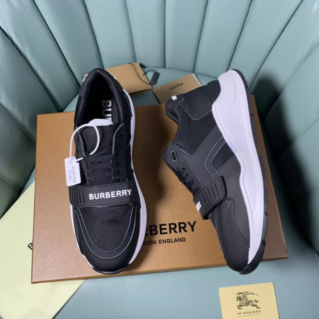 BURBERRY Burberry's latest thick-soled sneakers, couple pop 💑 hot sale🔥<br>Made of vintage plaid, suede and leather with a prominent curved sole ✔️<br>Upper:48% cotton, 52% calf leather, Lining:60% polyester, 40% sheepskin Sole:100% rubber Original 1:1 top quality cow goods ⬆️⬆️<br>Women's 35-40 Men's 39-45 (women's 40. men's 38.45 non-refundable)<br>🎁 counter one to one packaging