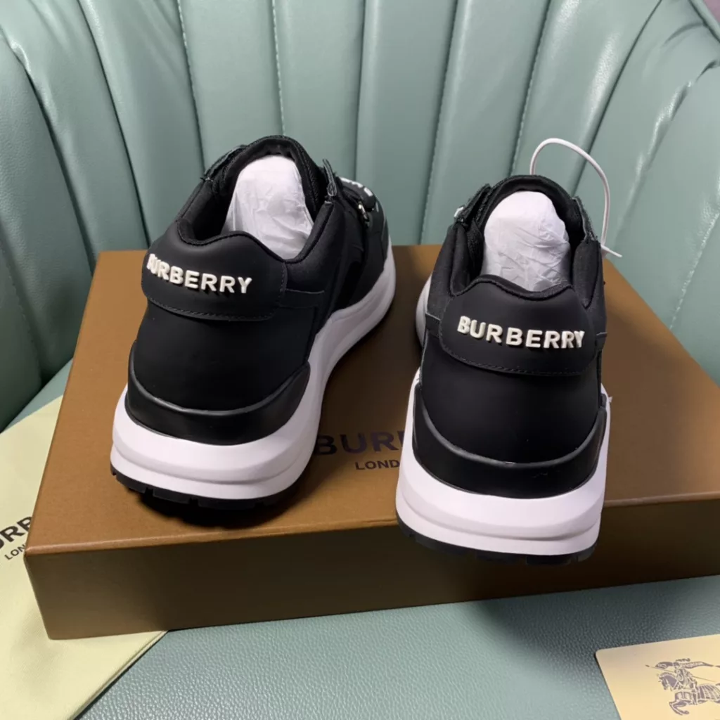 BURBERRY Burberry's latest thick-soled sneakers, couple pop 💑 hot sale🔥<br>Made of vintage plaid, suede and leather with a prominent curved sole ✔️<br>Upper:48% cotton, 52% calf leather, Lining:60% polyester, 40% sheepskin Sole:100% rubber Original 1:1 top quality cow goods ⬆️⬆️<br>Women's 35-40 Men's 39-45 (women's 40. men's 38.45 non-refundable)<br>🎁 counter one to one packaging