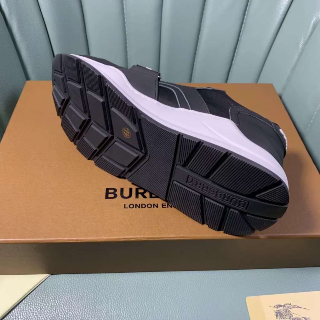 BURBERRY Burberry's latest thick-soled sneakers, couple pop 💑 hot sale🔥<br>Made of vintage plaid, suede and leather with a prominent curved sole ✔️<br>Upper:48% cotton, 52% calf leather, Lining:60% polyester, 40% sheepskin Sole:100% rubber Original 1:1 top quality cow goods ⬆️⬆️<br>Women's 35-40 Men's 39-45 (women's 40. men's 38.45 non-refundable)<br>🎁 counter one to one packaging