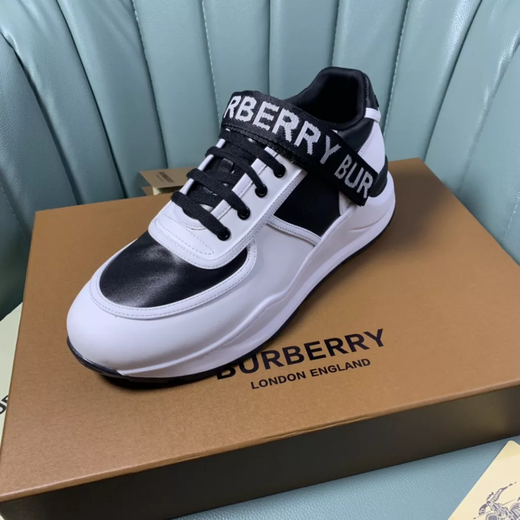 BURBERRY Burberry's latest thick-soled sneakers, couple pop 💑 hot sale🔥<br>Made of vintage plaid, suede and leather with a prominent curved sole ✔️<br>Upper:48% cotton, 52% calf leather, Lining:60% polyester, 40% sheepskin Sole:100% rubber Original 1:1 top quality cow goods ⬆️⬆️<br>Women's 35-40 Men's 39-45 (women's 40. men's 38.45 non-refundable)<br>🎁 counter one to one packaging