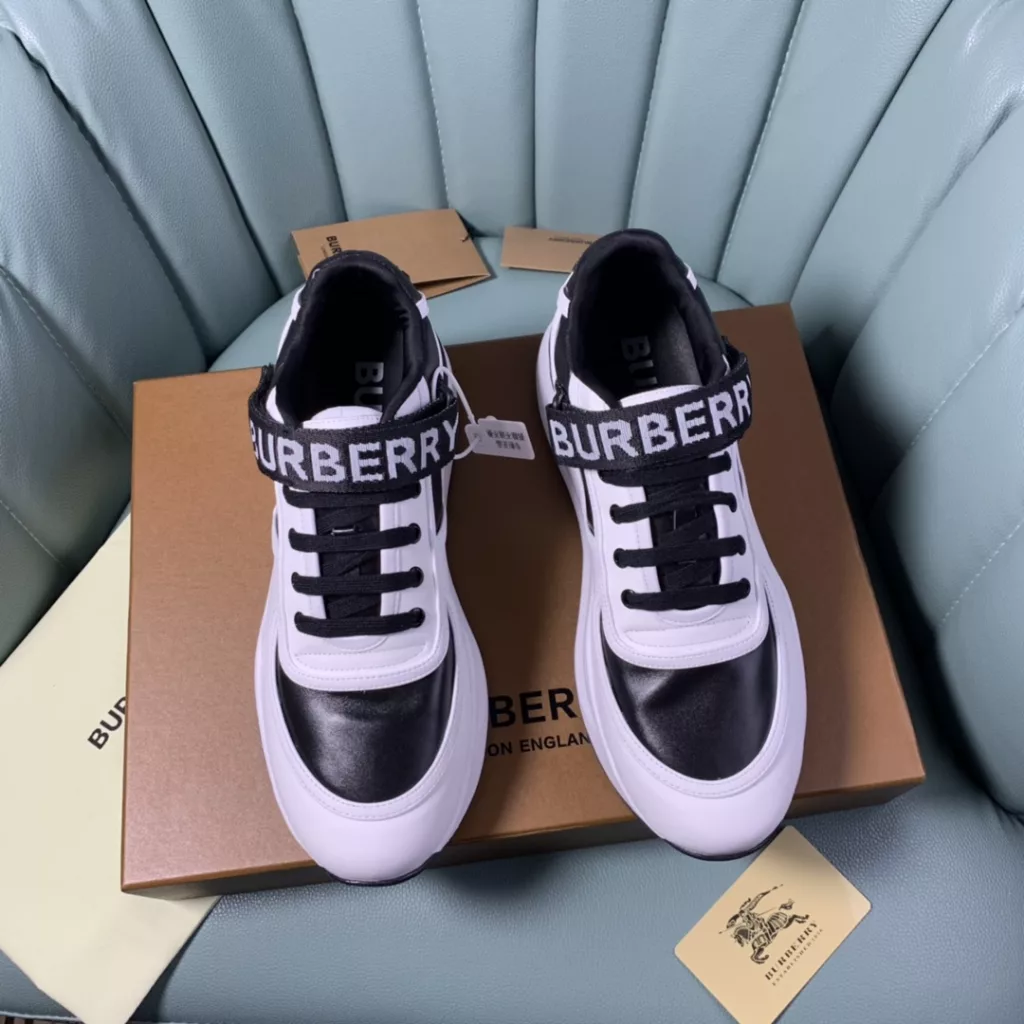 BURBERRY Burberry's latest thick-soled sneakers, couple pop 💑 hot sale🔥<br>Made of vintage plaid, suede and leather with a prominent curved sole ✔️<br>Upper:48% cotton, 52% calf leather, Lining:60% polyester, 40% sheepskin Sole:100% rubber Original 1:1 top quality cow goods ⬆️⬆️<br>Women's 35-40 Men's 39-45 (women's 40. men's 38.45 non-refundable)<br>🎁 counter one to one packaging