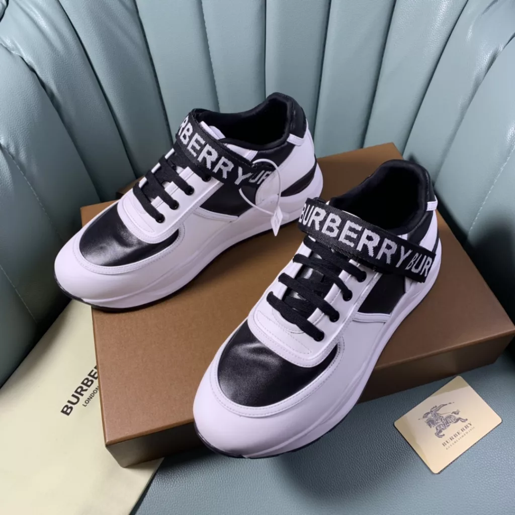 BURBERRY Burberry's latest thick-soled sneakers, couple pop 💑 hot sale🔥<br>Made of vintage plaid, suede and leather with a prominent curved sole ✔️<br>Upper:48% cotton, 52% calf leather, Lining:60% polyester, 40% sheepskin Sole:100% rubber Original 1:1 top quality cow goods ⬆️⬆️<br>Women's 35-40 Men's 39-45 (women's 40. men's 38.45 non-refundable)<br>🎁 counter one to one packaging