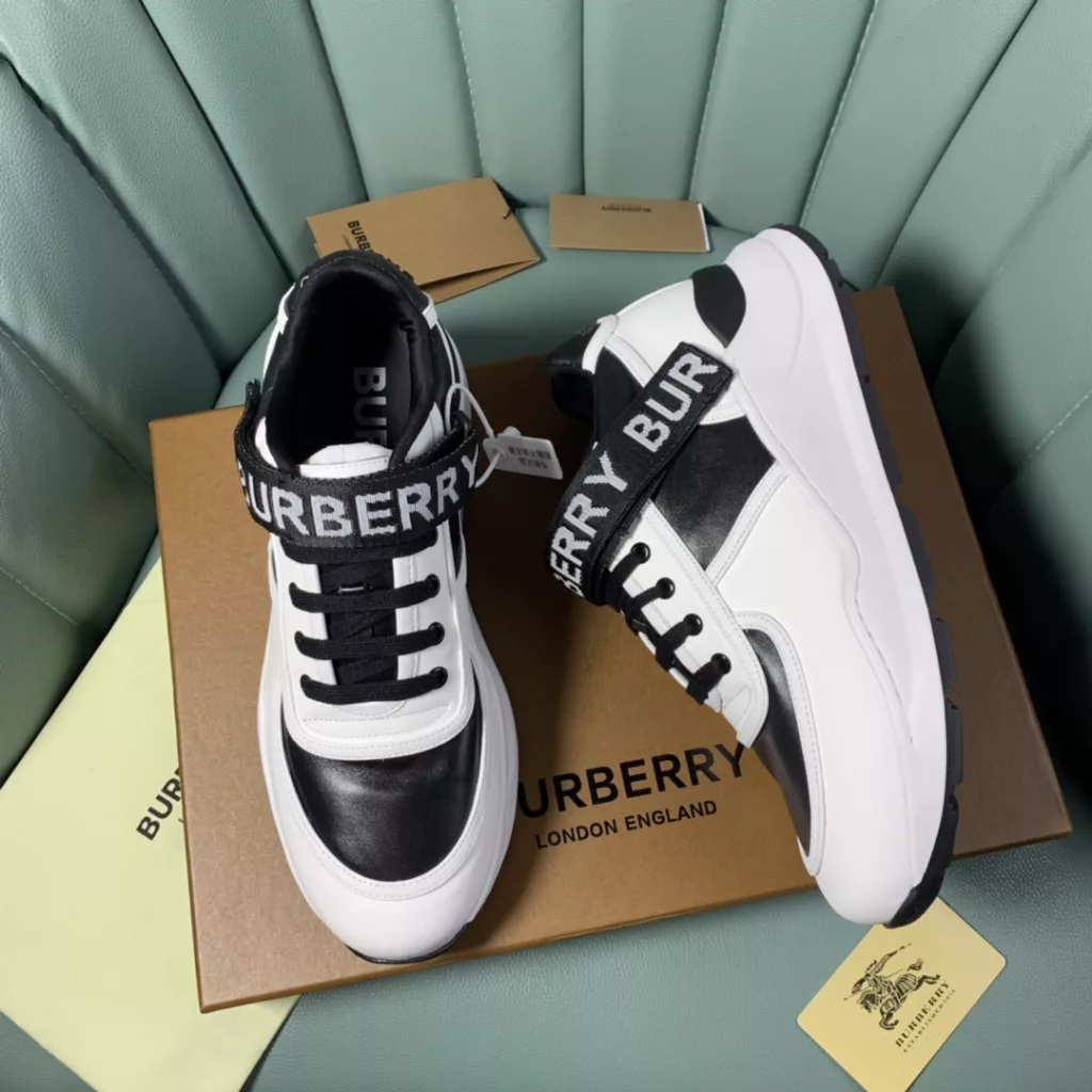 BURBERRY Burberry's latest thick-soled sneakers, couple pop 💑 hot sale🔥<br>Made of vintage plaid, suede and leather with a prominent curved sole ✔️<br>Upper:48% cotton, 52% calf leather, Lining:60% polyester, 40% sheepskin Sole:100% rubber Original 1:1 top quality cow goods ⬆️⬆️<br>Women's 35-40 Men's 39-45 (women's 40. men's 38.45 non-refundable)<br>🎁 counter one to one packaging