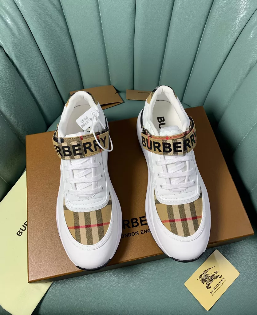 BURBERRY Burberry's latest thick-soled sneakers, couple pop 💑 hot sale🔥<br>Made of vintage plaid, suede and leather with a prominent curved sole ✔️<br>Upper:48% cotton, 52% calf leather, Lining:60% polyester, 40% sheepskin Sole:100% rubber Original 1:1 top quality cow goods ⬆️⬆️<br>Women's 35-40 Men's 39-45 (women's 40. men's 38.45 non-refundable)<br>🎁 counter one to one packaging