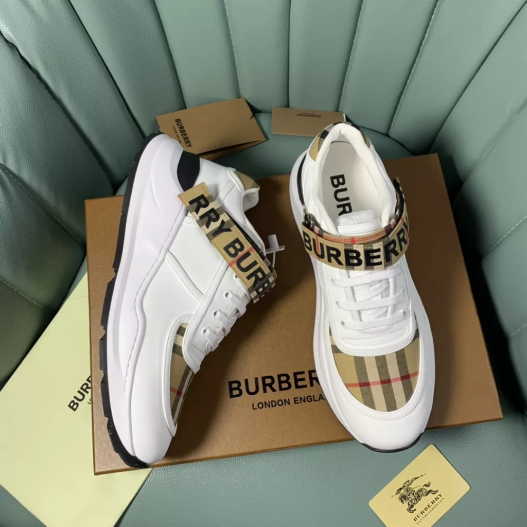 BURBERRY Burberry's latest thick-soled sneakers, couple pop 💑 hot sale🔥<br>Made of vintage plaid, suede and leather with a prominent curved sole ✔️<br>Upper:48% cotton, 52% calf leather, Lining:60% polyester, 40% sheepskin Sole:100% rubber Original 1:1 top quality cow goods ⬆️⬆️<br>Women's 35-40 Men's 39-45 (women's 40. men's 38.45 non-refundable)<br>🎁 counter one to one packaging