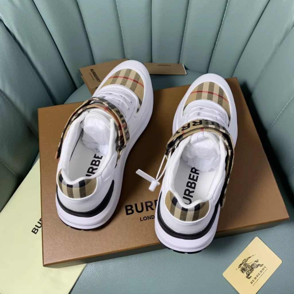 BURBERRY Burberry's latest thick-soled sneakers, couple pop 💑 hot sale🔥<br>Made of vintage plaid, suede and leather with a prominent curved sole ✔️<br>Upper:48% cotton, 52% calf leather, Lining:60% polyester, 40% sheepskin Sole:100% rubber Original 1:1 top quality cow goods ⬆️⬆️<br>Women's 35-40 Men's 39-45 (women's 40. men's 38.45 non-refundable)<br>🎁 counter one to one packaging