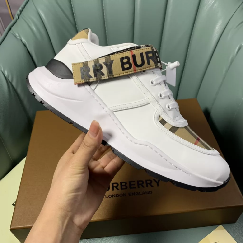 BURBERRY Burberry's latest thick-soled sneakers, couple pop 💑 hot sale🔥<br>Made of vintage plaid, suede and leather with a prominent curved sole ✔️<br>Upper:48% cotton, 52% calf leather, Lining:60% polyester, 40% sheepskin Sole:100% rubber Original 1:1 top quality cow goods ⬆️⬆️<br>Women's 35-40 Men's 39-45 (women's 40. men's 38.45 non-refundable)<br>🎁 counter one to one packaging