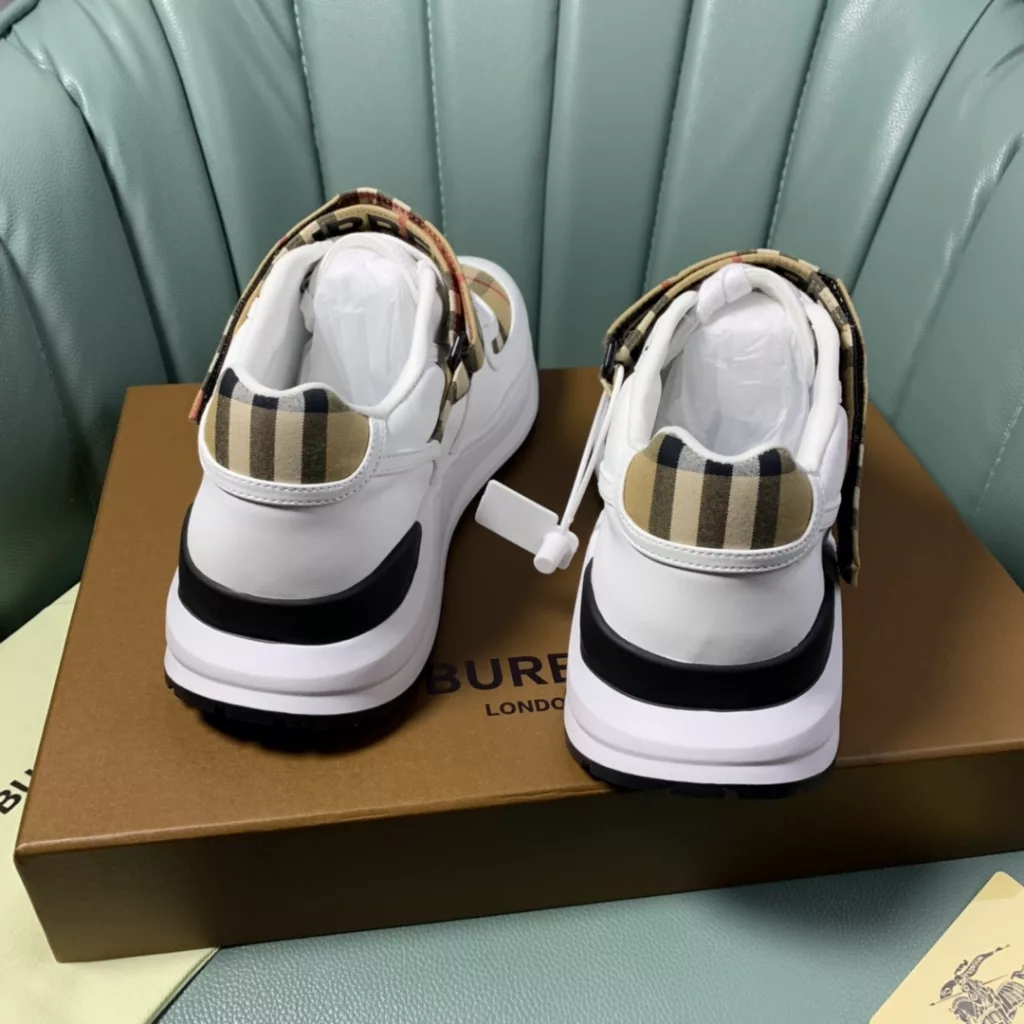 BURBERRY Burberry's latest thick-soled sneakers, couple pop 💑 hot sale🔥<br>Made of vintage plaid, suede and leather with a prominent curved sole ✔️<br>Upper:48% cotton, 52% calf leather, Lining:60% polyester, 40% sheepskin Sole:100% rubber Original 1:1 top quality cow goods ⬆️⬆️<br>Women's 35-40 Men's 39-45 (women's 40. men's 38.45 non-refundable)<br>🎁 counter one to one packaging