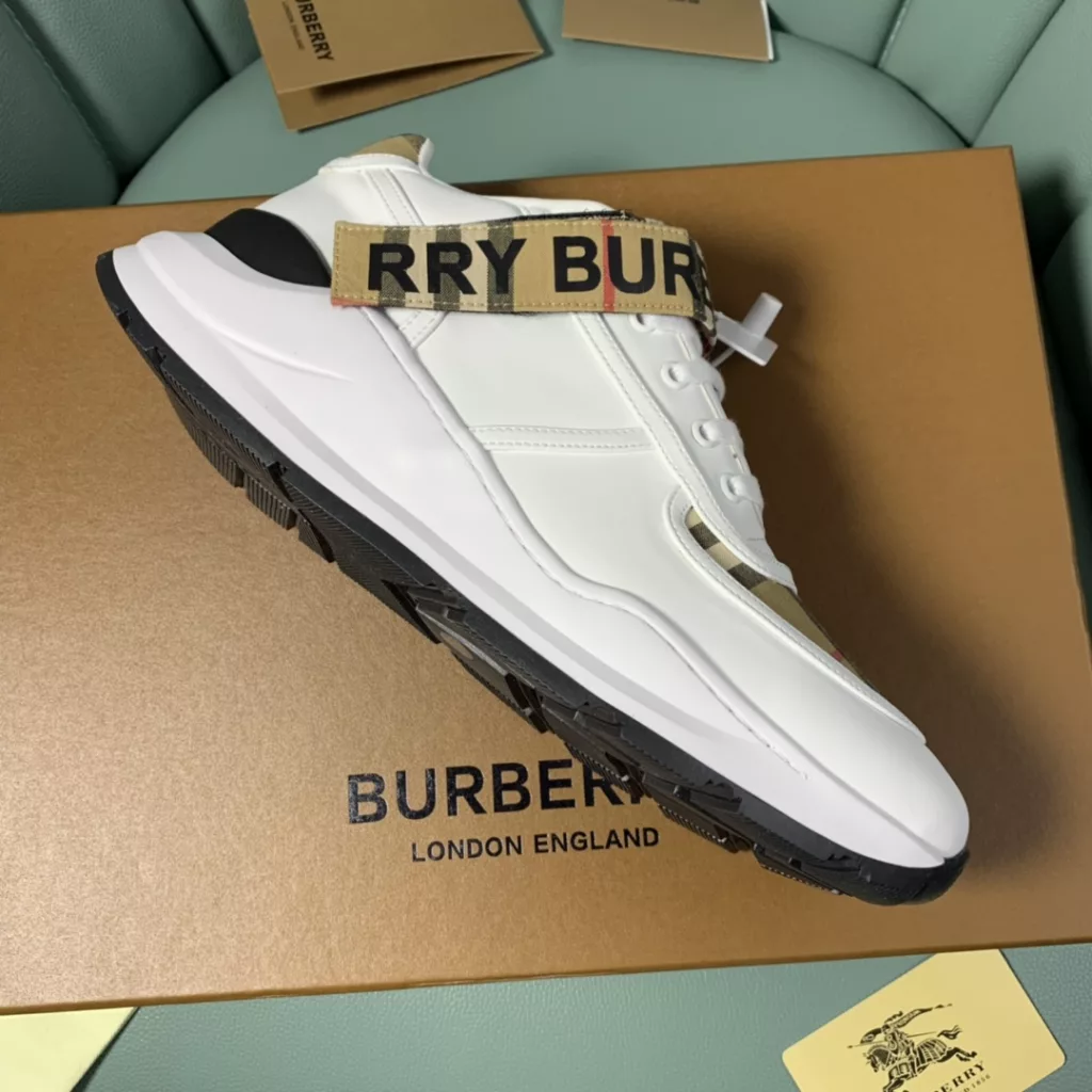 BURBERRY Burberry's latest thick-soled sneakers, couple pop 💑 hot sale🔥<br>Made of vintage plaid, suede and leather with a prominent curved sole ✔️<br>Upper:48% cotton, 52% calf leather, Lining:60% polyester, 40% sheepskin Sole:100% rubber Original 1:1 top quality cow goods ⬆️⬆️<br>Women's 35-40 Men's 39-45 (women's 40. men's 38.45 non-refundable)<br>🎁 counter one to one packaging