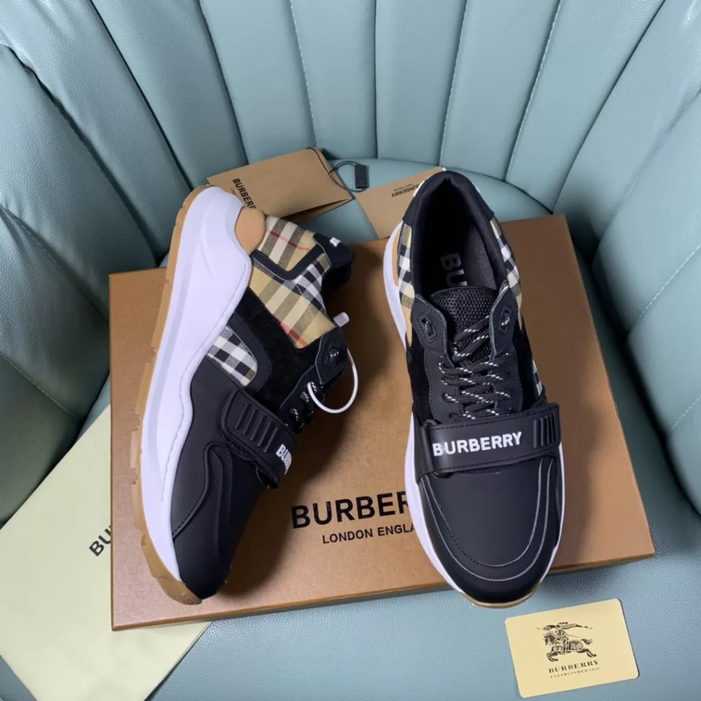 BURBERRY Burberry's latest thick-soled sneakers, couple pop 💑 hot sale🔥<br>Made of vintage plaid, suede and leather with a prominent curved sole ✔️<br>Upper:48% cotton, 52% calf leather, Lining:60% polyester, 40% sheepskin Sole:100% rubber Original 1:1 top quality cow goods ⬆️⬆️<br>Women's 35-40 Men's 39-45 (women's 40. men's 38.45 non-refundable)<br>🎁 counter one to one packaging