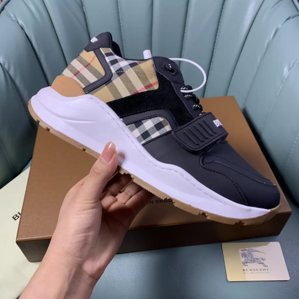 BURBERRY Burberry's latest thick-soled sneakers, couple pop 💑 hot sale🔥<br>Made of vintage plaid, suede and leather with a prominent curved sole ✔️<br>Upper:48% cotton, 52% calf leather, Lining:60% polyester, 40% sheepskin Sole:100% rubber Original 1:1 top quality cow goods ⬆️⬆️<br>Women's 35-40 Men's 39-45 (women's 40. men's 38.45 non-refundable)<br>🎁 counter one to one packaging