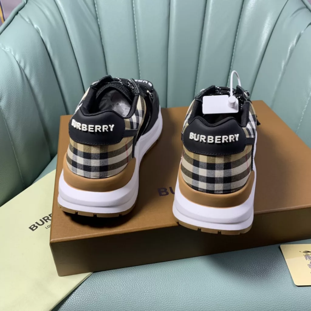 BURBERRY Burberry's latest thick-soled sneakers, couple pop 💑 hot sale🔥<br>Made of vintage plaid, suede and leather with a prominent curved sole ✔️<br>Upper:48% cotton, 52% calf leather, Lining:60% polyester, 40% sheepskin Sole:100% rubber Original 1:1 top quality cow goods ⬆️⬆️<br>Women's 35-40 Men's 39-45 (women's 40. men's 38.45 non-refundable)<br>🎁 counter one to one packaging