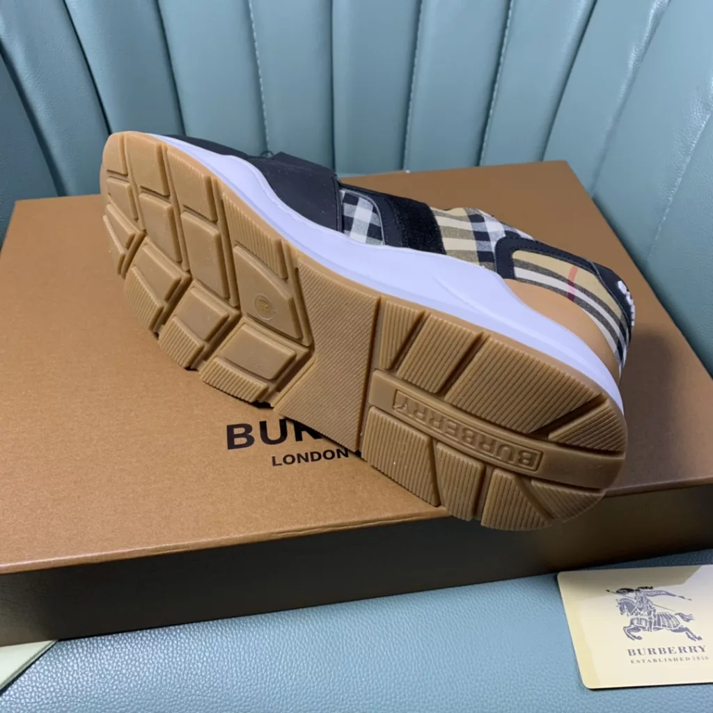 BURBERRY Burberry's latest thick-soled sneakers, couple pop 💑 hot sale🔥<br>Made of vintage plaid, suede and leather with a prominent curved sole ✔️<br>Upper:48% cotton, 52% calf leather, Lining:60% polyester, 40% sheepskin Sole:100% rubber Original 1:1 top quality cow goods ⬆️⬆️<br>Women's 35-40 Men's 39-45 (women's 40. men's 38.45 non-refundable)<br>🎁 counter one to one packaging