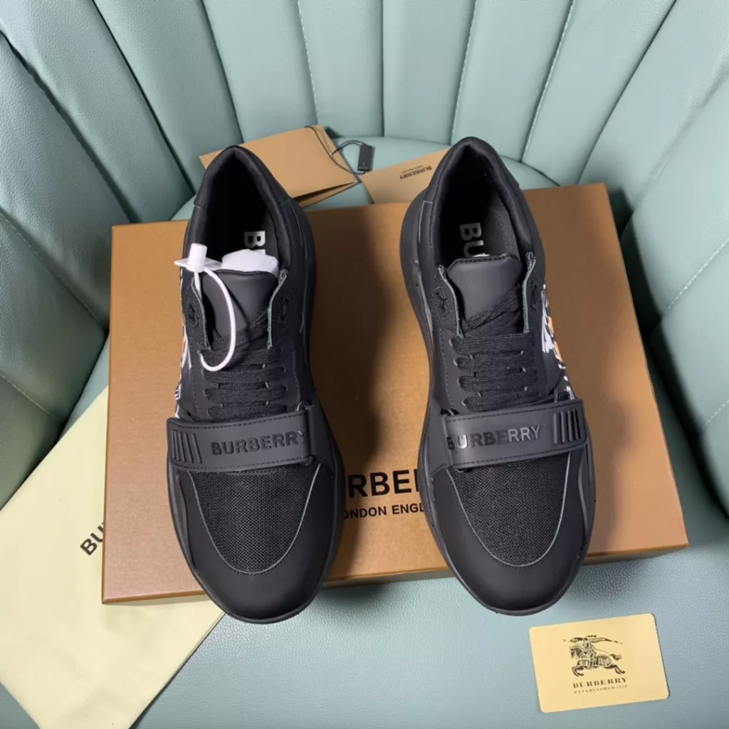 BURBERRY Burberry's latest thick-soled sneakers, couple pop 💑 hot sale🔥<br>Made of vintage plaid, suede and leather with a prominent curved sole ✔️<br>Upper:48% cotton, 52% calf leather, Lining:60% polyester, 40% sheepskin Sole:100% rubber Original 1:1 top quality cow goods ⬆️⬆️<br>Women's 35-40 Men's 39-45 (women's 40. men's 38.45 non-refundable)<br>🎁 counter one to one packaging