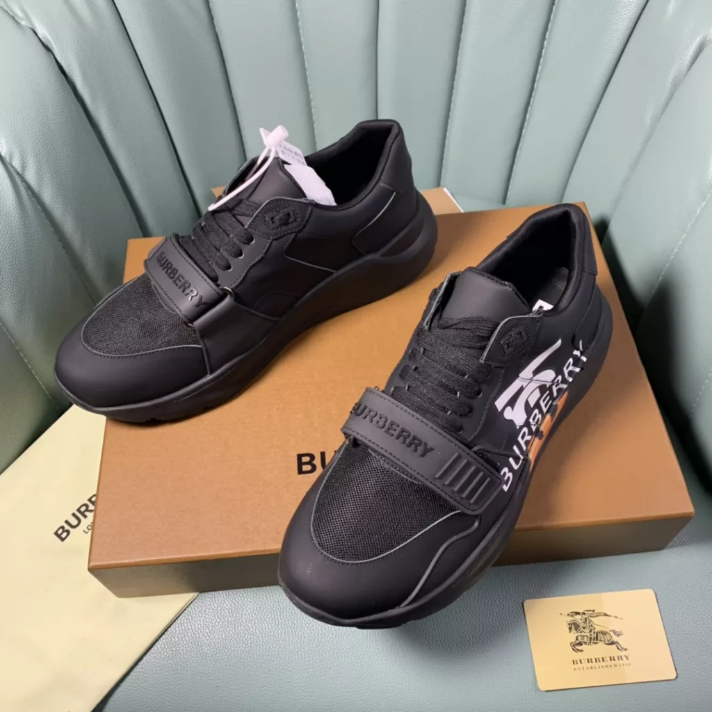 BURBERRY Burberry's latest thick-soled sneakers, couple pop 💑 hot sale🔥<br>Made of vintage plaid, suede and leather with a prominent curved sole ✔️<br>Upper:48% cotton, 52% calf leather, Lining:60% polyester, 40% sheepskin Sole:100% rubber Original 1:1 top quality cow goods ⬆️⬆️<br>Women's 35-40 Men's 39-45 (women's 40. men's 38.45 non-refundable)<br>🎁 counter one to one packaging