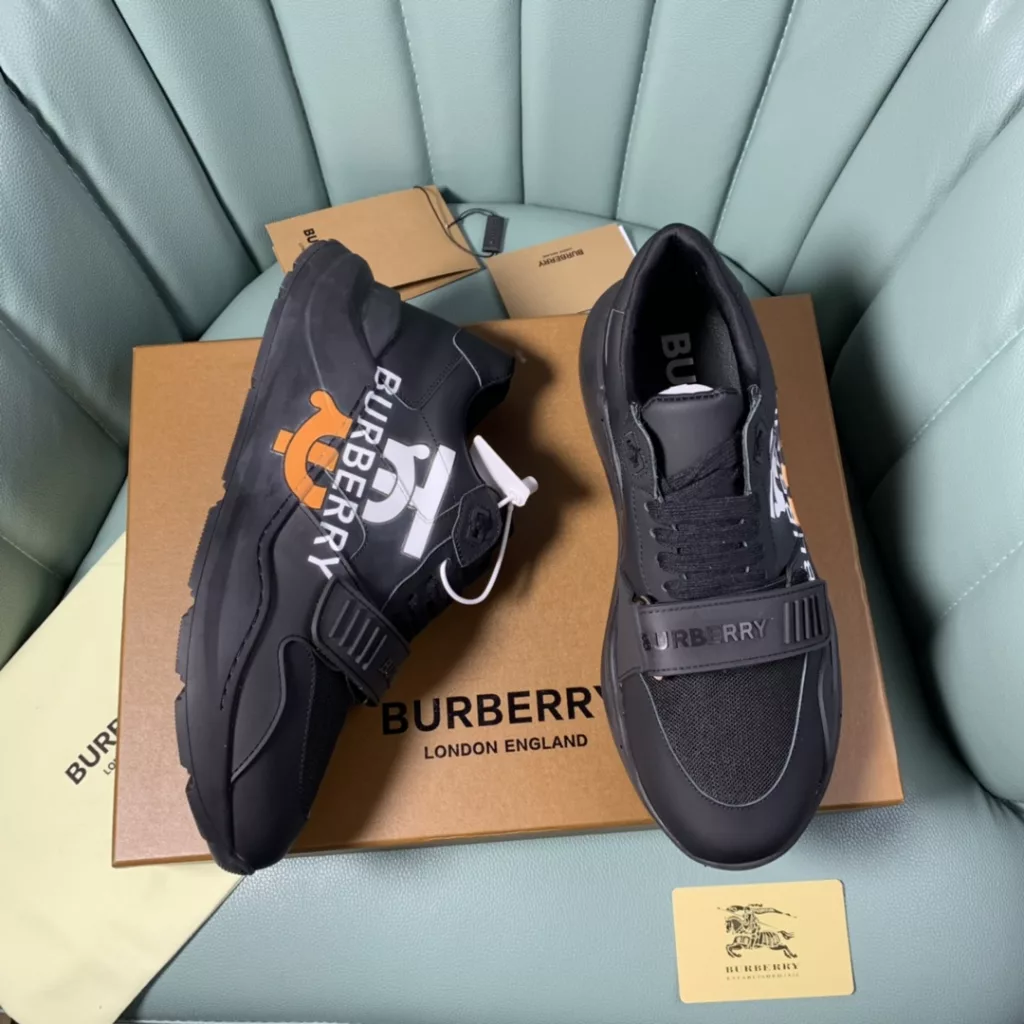 BURBERRY Burberry's latest thick-soled sneakers, couple pop 💑 hot sale🔥<br>Made of vintage plaid, suede and leather with a prominent curved sole ✔️<br>Upper:48% cotton, 52% calf leather, Lining:60% polyester, 40% sheepskin Sole:100% rubber Original 1:1 top quality cow goods ⬆️⬆️<br>Women's 35-40 Men's 39-45 (women's 40. men's 38.45 non-refundable)<br>🎁 counter one to one packaging