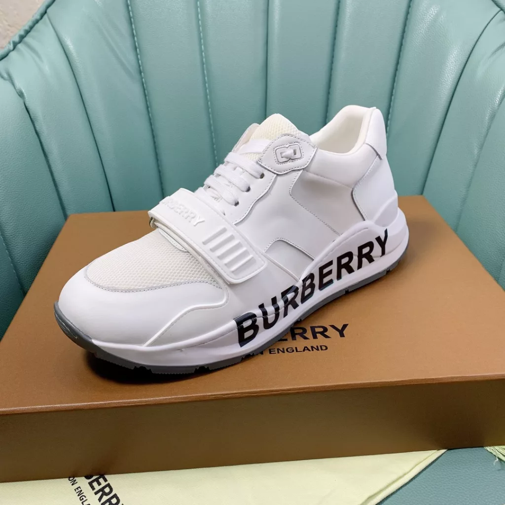 BURBERRY Burberry's latest thick-soled sneakers, couple pop 💑 hot sale🔥<br>Made of vintage plaid, suede and leather with a prominent curved sole ✔️<br>Upper:48% cotton, 52% calf leather, Lining:60% polyester, 40% sheepskin Sole:100% rubber Original 1:1 top quality cow goods ⬆️⬆️<br>Women's 35-40 Men's 39-45 (women's 40. men's 38.45 non-refundable)<br>🎁 counter one to one packaging