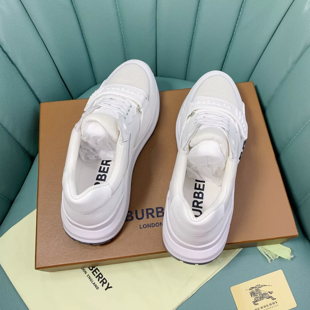 BURBERRY Burberry's latest thick-soled sneakers, couple pop 💑 hot sale🔥<br>Made of vintage plaid, suede and leather with a prominent curved sole ✔️<br>Upper:48% cotton, 52% calf leather, Lining:60% polyester, 40% sheepskin Sole:100% rubber Original 1:1 top quality cow goods ⬆️⬆️<br>Women's 35-40 Men's 39-45 (women's 40. men's 38.45 non-refundable)<br>🎁 counter one to one packaging