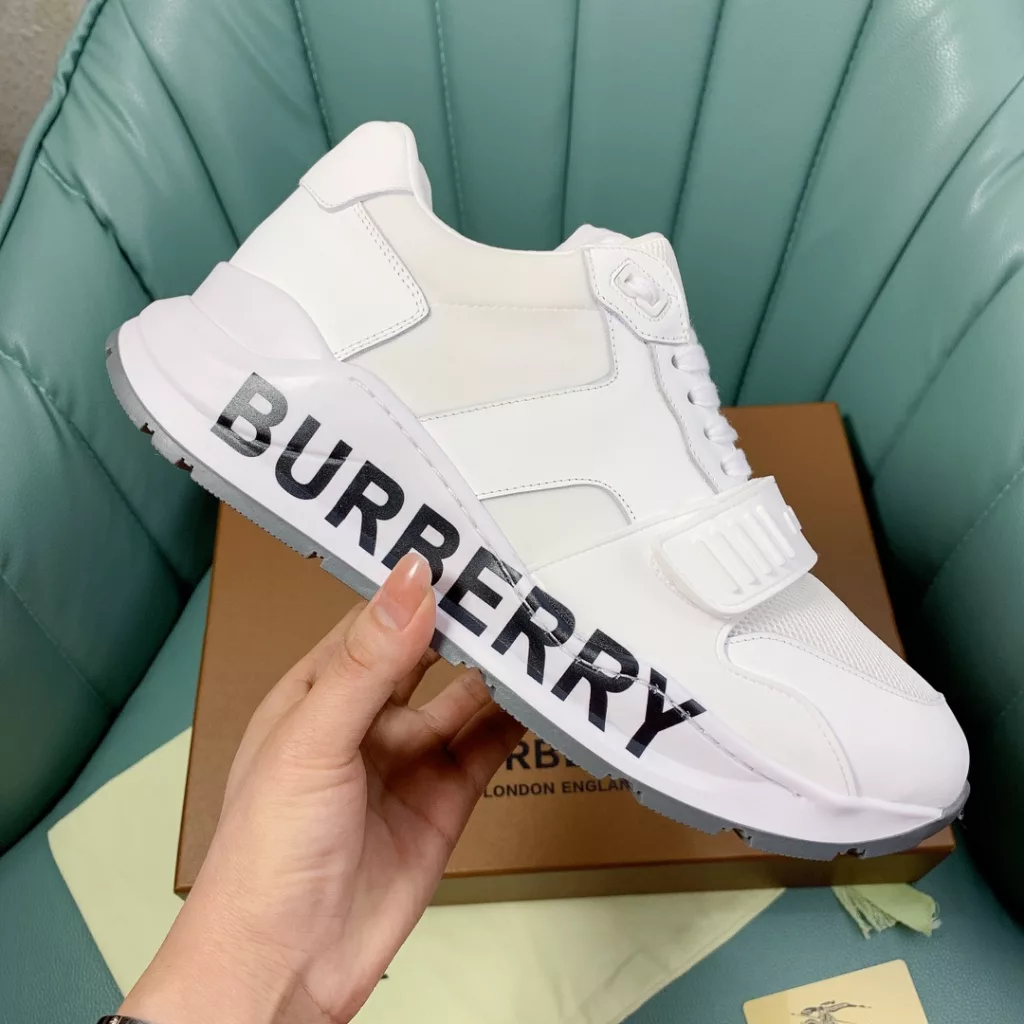 BURBERRY Burberry's latest thick-soled sneakers, couple pop 💑 hot sale🔥<br>Made of vintage plaid, suede and leather with a prominent curved sole ✔️<br>Upper:48% cotton, 52% calf leather, Lining:60% polyester, 40% sheepskin Sole:100% rubber Original 1:1 top quality cow goods ⬆️⬆️<br>Women's 35-40 Men's 39-45 (women's 40. men's 38.45 non-refundable)<br>🎁 counter one to one packaging