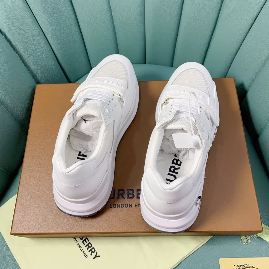 BURBERRY Burberry's latest thick-soled sneakers, couple pop 💑 hot sale🔥<br>Made of vintage plaid, suede and leather with a prominent curved sole ✔️<br>Upper:48% cotton, 52% calf leather, Lining:60% polyester, 40% sheepskin Sole:100% rubber Original 1:1 top quality cow goods ⬆️⬆️<br>Women's 35-40 Men's 39-45 (women's 40. men's 38.45 non-refundable)<br>🎁 counter one to one packaging