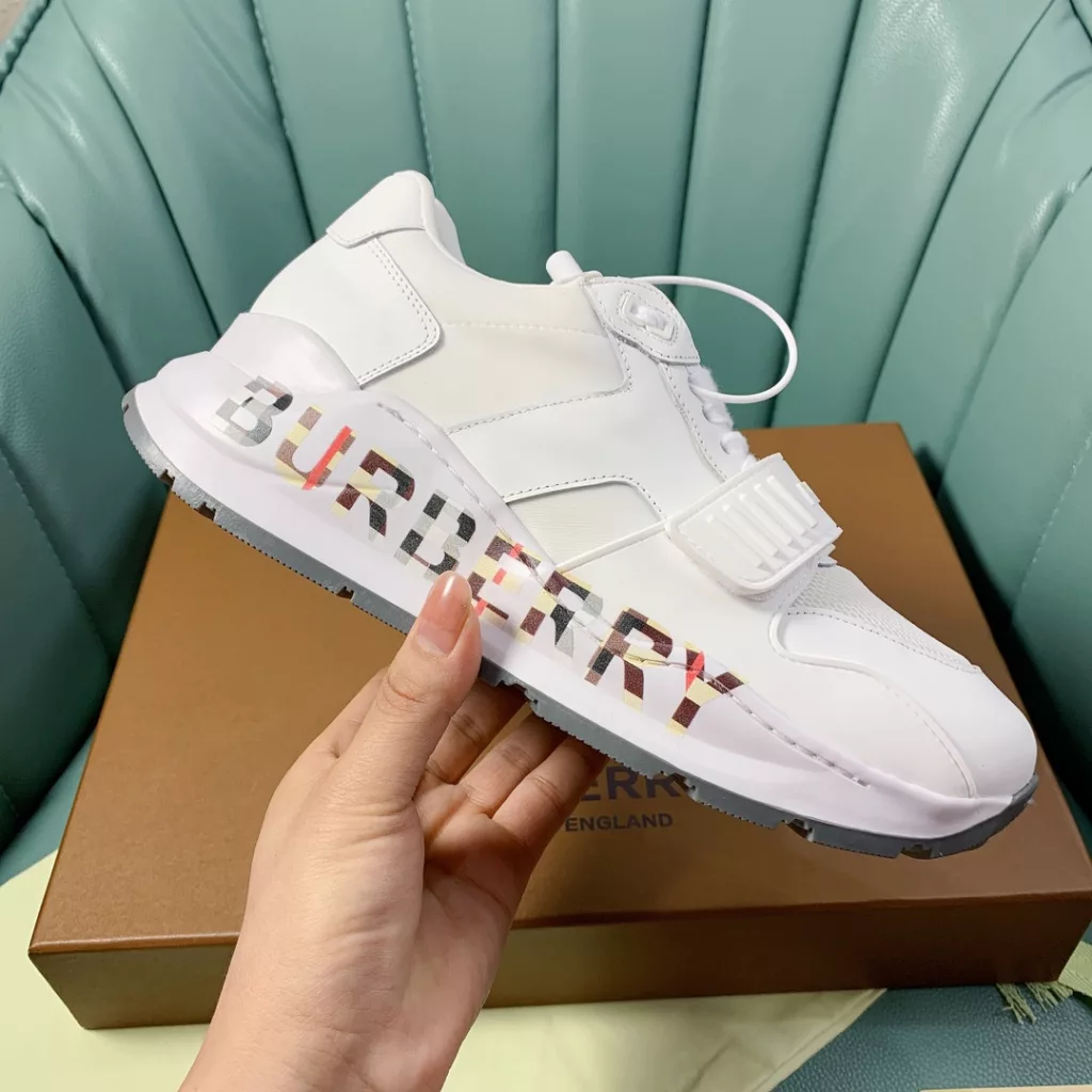 BURBERRY Burberry's latest thick-soled sneakers, couple pop 💑 hot sale🔥<br>Made of vintage plaid, suede and leather with a prominent curved sole ✔️<br>Upper:48% cotton, 52% calf leather, Lining:60% polyester, 40% sheepskin Sole:100% rubber Original 1:1 top quality cow goods ⬆️⬆️<br>Women's 35-40 Men's 39-45 (women's 40. men's 38.45 non-refundable)<br>🎁 counter one to one packaging