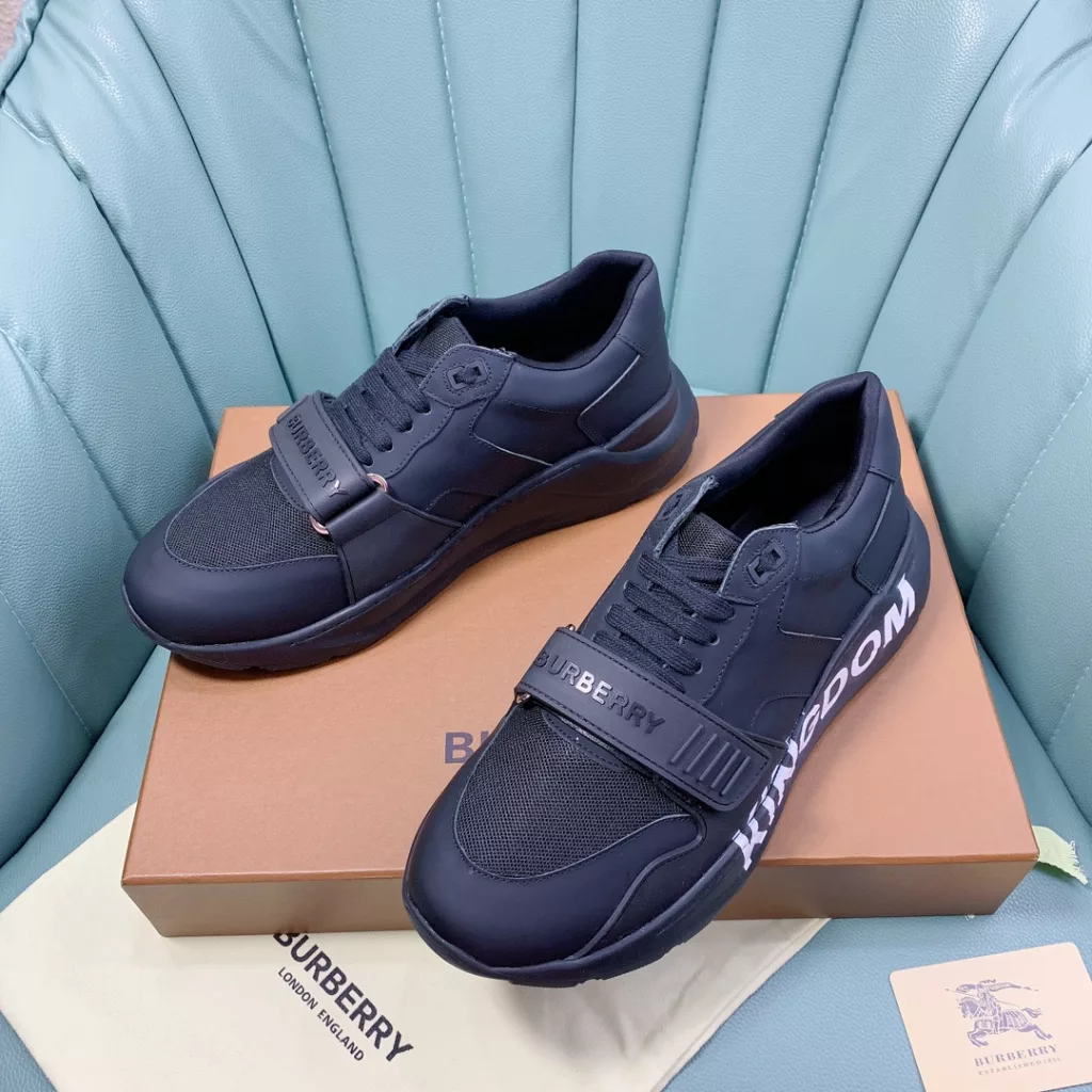 BURBERRY Burberry's latest thick-soled sneakers, couple pop 💑 hot sale🔥<br>Made of vintage plaid, suede and leather with a prominent curved sole ✔️<br>Upper:48% cotton, 52% calf leather, Lining:60% polyester, 40% sheepskin Sole:100% rubber Original 1:1 top quality cow goods ⬆️⬆️<br>Women's 35-40 Men's 39-45 (women's 40. men's 38.45 non-refundable)<br>🎁 counter one to one packaging