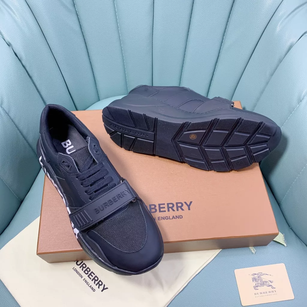 BURBERRY Burberry's latest thick-soled sneakers, couple pop 💑 hot sale🔥<br>Made of vintage plaid, suede and leather with a prominent curved sole ✔️<br>Upper:48% cotton, 52% calf leather, Lining:60% polyester, 40% sheepskin Sole:100% rubber Original 1:1 top quality cow goods ⬆️⬆️<br>Women's 35-40 Men's 39-45 (women's 40. men's 38.45 non-refundable)<br>🎁 counter one to one packaging