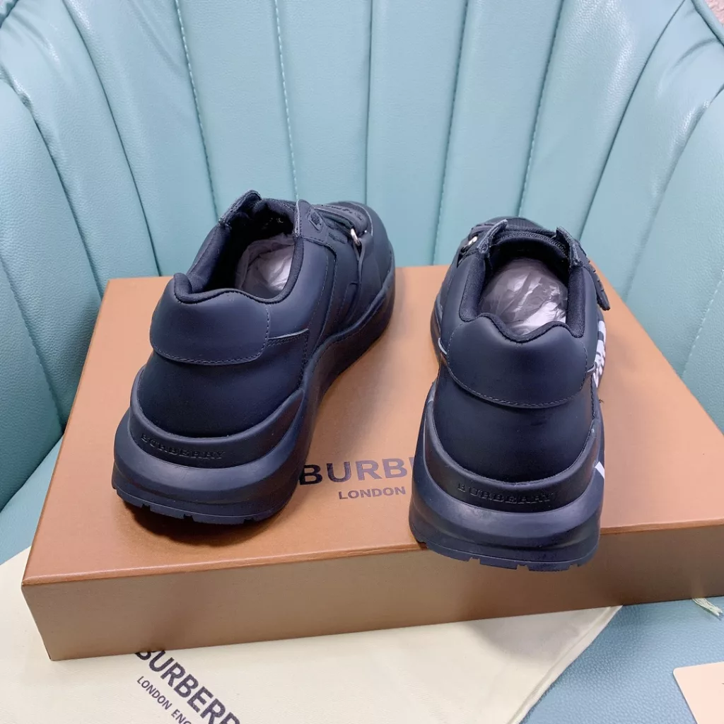 BURBERRY Burberry's latest thick-soled sneakers, couple pop 💑 hot sale🔥<br>Made of vintage plaid, suede and leather with a prominent curved sole ✔️<br>Upper:48% cotton, 52% calf leather, Lining:60% polyester, 40% sheepskin Sole:100% rubber Original 1:1 top quality cow goods ⬆️⬆️<br>Women's 35-40 Men's 39-45 (women's 40. men's 38.45 non-refundable)<br>🎁 counter one to one packaging