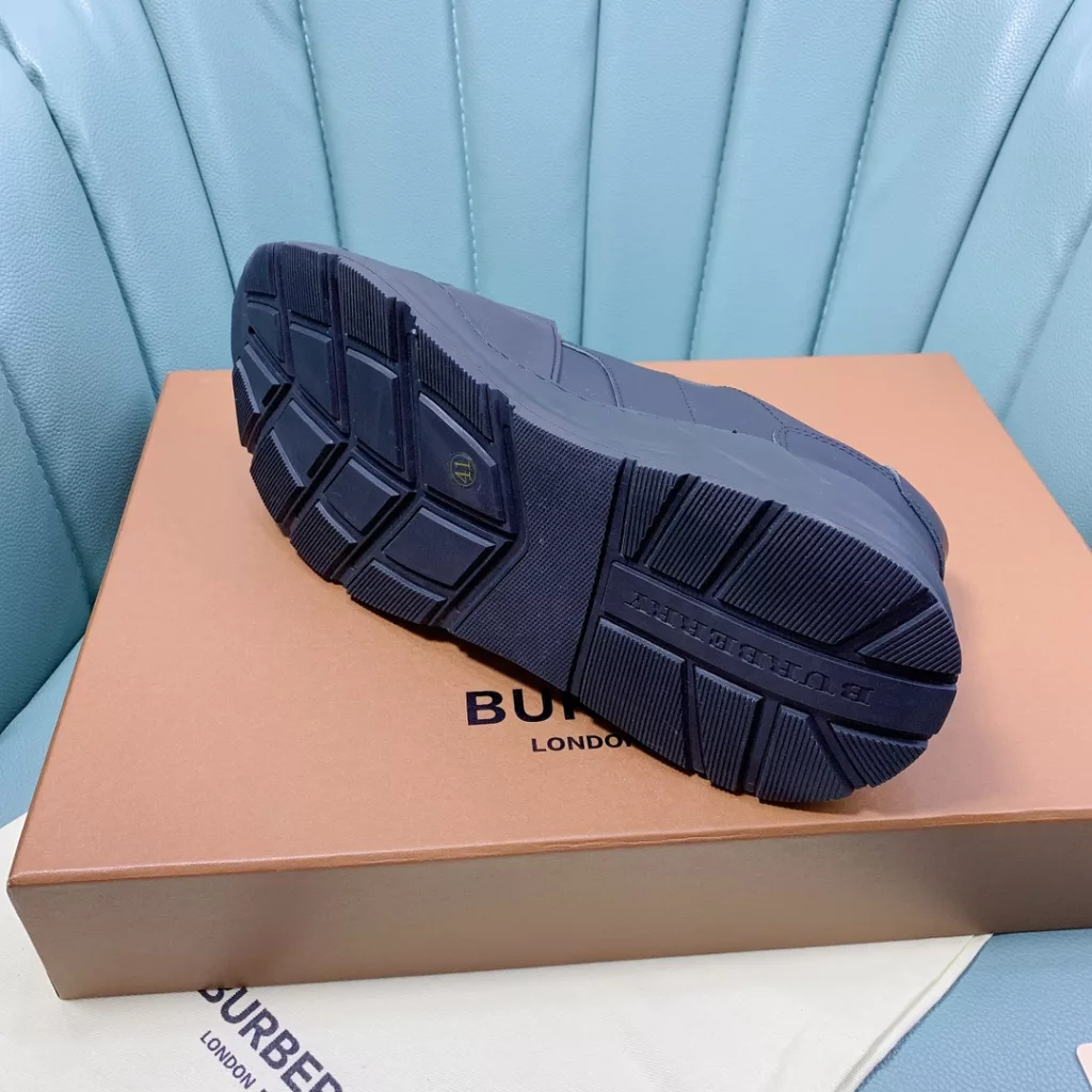 BURBERRY Burberry's latest thick-soled sneakers, couple pop 💑 hot sale🔥<br>Made of vintage plaid, suede and leather with a prominent curved sole ✔️<br>Upper:48% cotton, 52% calf leather, Lining:60% polyester, 40% sheepskin Sole:100% rubber Original 1:1 top quality cow goods ⬆️⬆️<br>Women's 35-40 Men's 39-45 (women's 40. men's 38.45 non-refundable)<br>🎁 counter one to one packaging