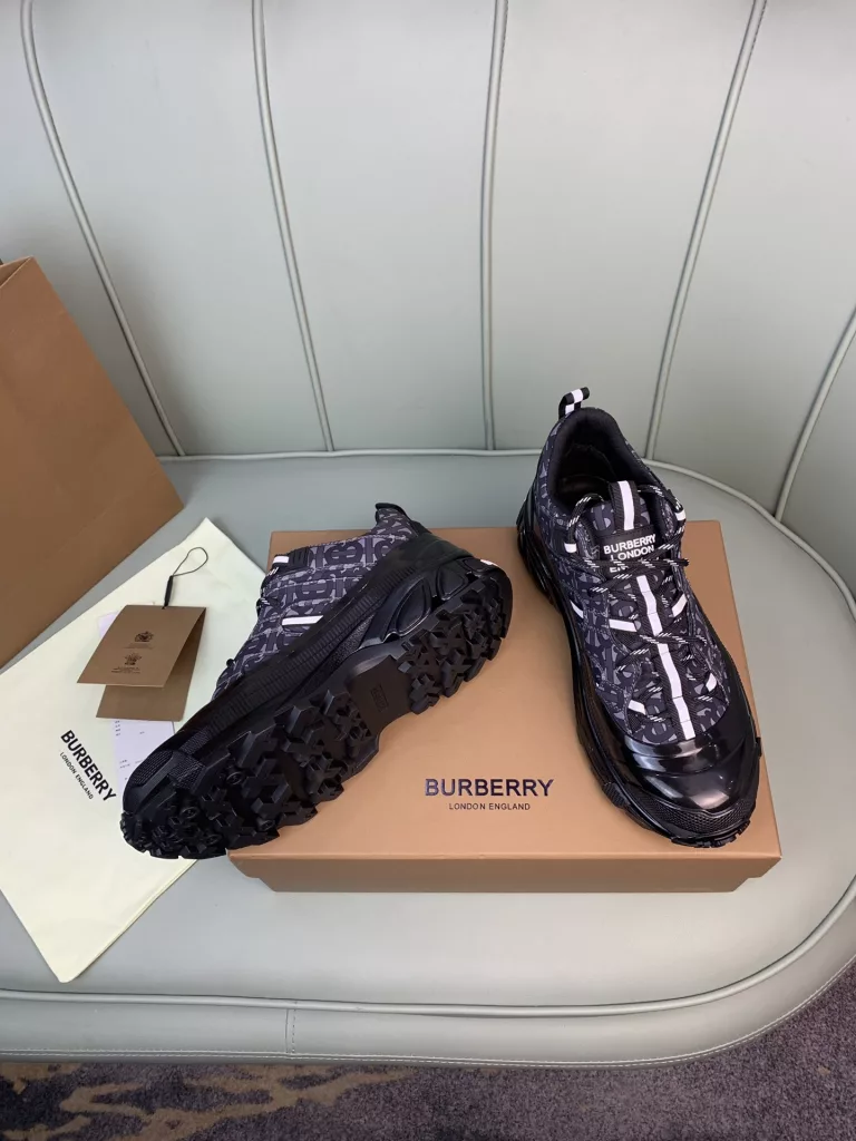 BURBERRY Burberry's latest thick-soled sneakers, couple pop 💑 hot sale🔥<br>Made of vintage plaid, suede and leather with a prominent curved sole ✔️<br>Upper:48% cotton, 52% calf leather, Lining:60% polyester, 40% sheepskin Sole:100% rubber Original 1:1 top quality cow goods ⬆️⬆️<br>Women's 35-40 Men's 39-45 (women's 40. men's 38.45 non-refundable)<br>🎁 counter one to one packaging