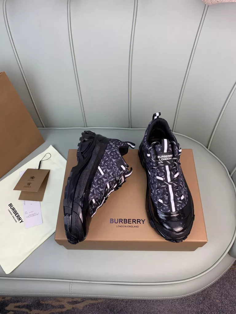 BURBERRY Burberry's latest thick-soled sneakers, couple pop 💑 hot sale🔥<br>Made of vintage plaid, suede and leather with a prominent curved sole ✔️<br>Upper:48% cotton, 52% calf leather, Lining:60% polyester, 40% sheepskin Sole:100% rubber Original 1:1 top quality cow goods ⬆️⬆️<br>Women's 35-40 Men's 39-45 (women's 40. men's 38.45 non-refundable)<br>🎁 counter one to one packaging