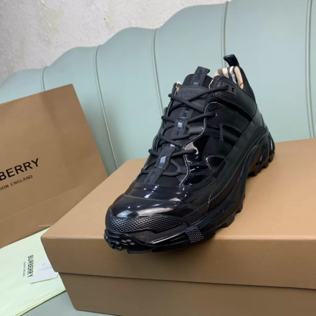 BURBERRY Burberry's latest thick-soled sneakers, couple pop 💑 hot sale🔥<br>Made of vintage plaid, suede and leather with a prominent curved sole ✔️<br>Upper:48% cotton, 52% calf leather, Lining:60% polyester, 40% sheepskin Sole:100% rubber Original 1:1 top quality cow goods ⬆️⬆️<br>Women's 35-40 Men's 39-45 (women's 40. men's 38.45 non-refundable)<br>🎁 counter one to one packaging