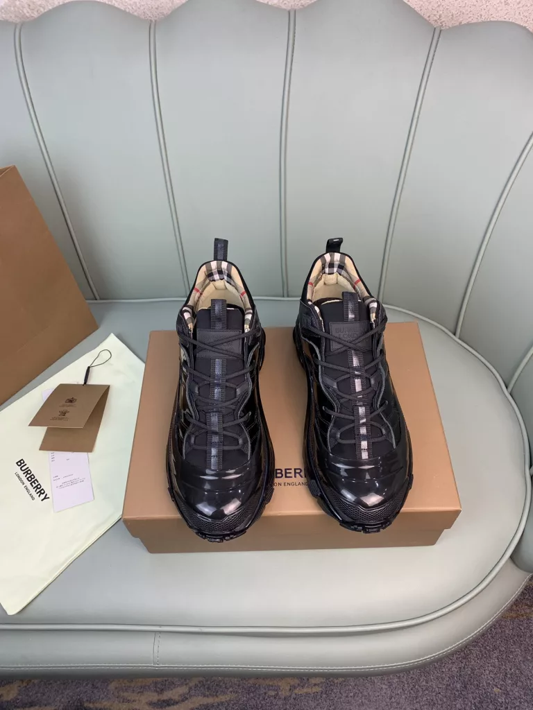 BURBERRY Burberry's latest thick-soled sneakers, couple pop 💑 hot sale🔥<br>Made of vintage plaid, suede and leather with a prominent curved sole ✔️<br>Upper:48% cotton, 52% calf leather, Lining:60% polyester, 40% sheepskin Sole:100% rubber Original 1:1 top quality cow goods ⬆️⬆️<br>Women's 35-40 Men's 39-45 (women's 40. men's 38.45 non-refundable)<br>🎁 counter one to one packaging