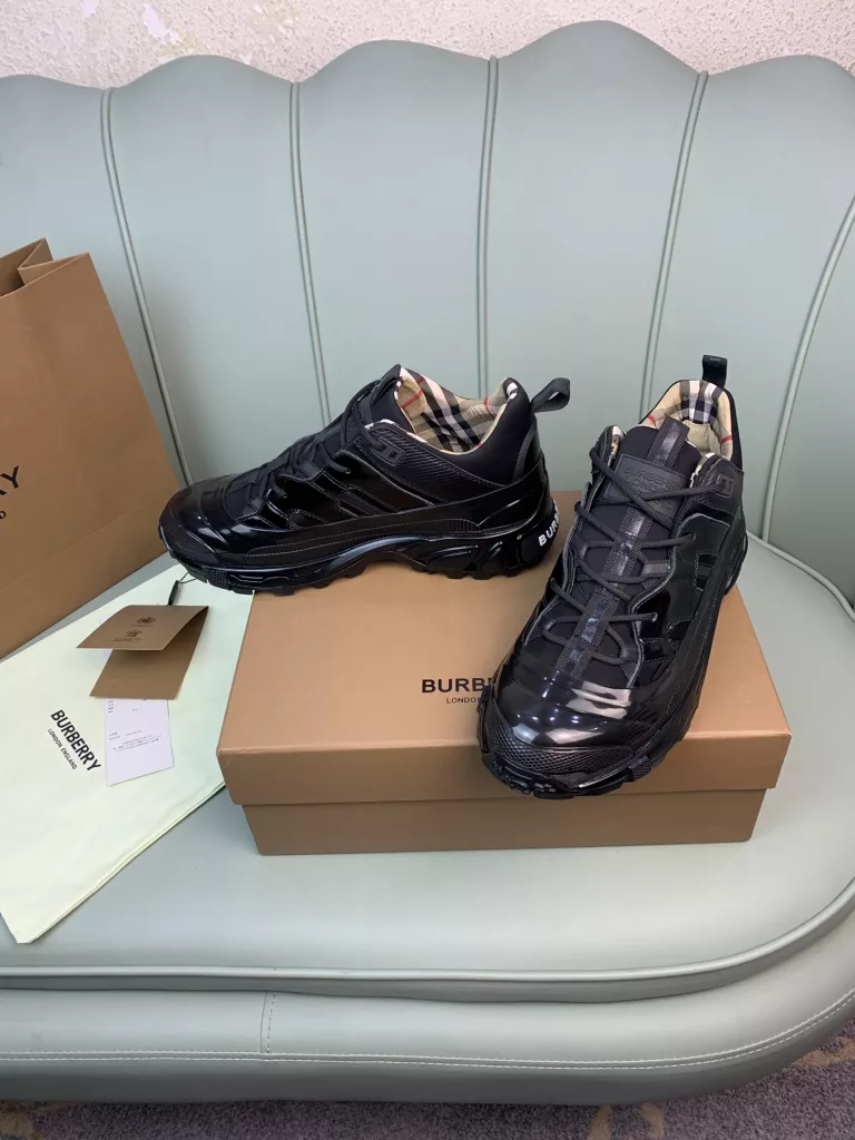 BURBERRY Burberry's latest thick-soled sneakers, couple pop 💑 hot sale🔥<br>Made of vintage plaid, suede and leather with a prominent curved sole ✔️<br>Upper:48% cotton, 52% calf leather, Lining:60% polyester, 40% sheepskin Sole:100% rubber Original 1:1 top quality cow goods ⬆️⬆️<br>Women's 35-40 Men's 39-45 (women's 40. men's 38.45 non-refundable)<br>🎁 counter one to one packaging