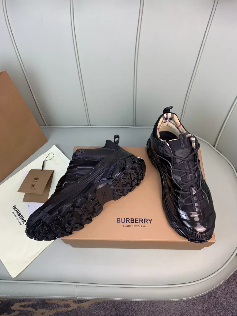 BURBERRY Burberry's latest thick-soled sneakers, couple pop 💑 hot sale🔥<br>Made of vintage plaid, suede and leather with a prominent curved sole ✔️<br>Upper:48% cotton, 52% calf leather, Lining:60% polyester, 40% sheepskin Sole:100% rubber Original 1:1 top quality cow goods ⬆️⬆️<br>Women's 35-40 Men's 39-45 (women's 40. men's 38.45 non-refundable)<br>🎁 counter one to one packaging