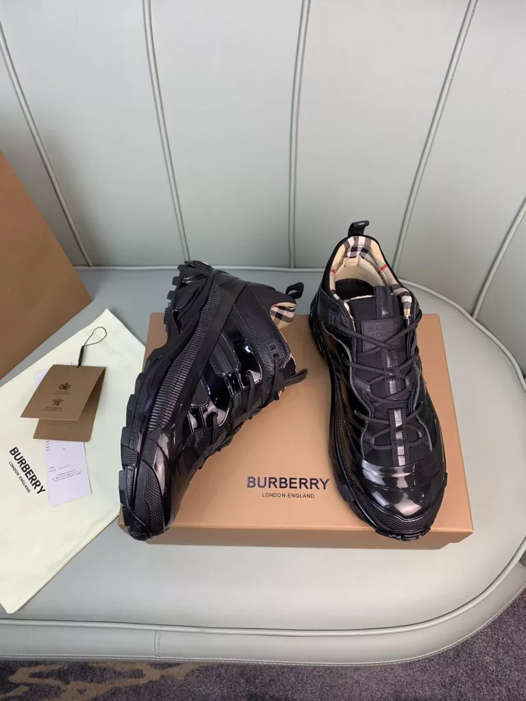 BURBERRY Burberry's latest thick-soled sneakers, couple pop 💑 hot sale🔥<br>Made of vintage plaid, suede and leather with a prominent curved sole ✔️<br>Upper:48% cotton, 52% calf leather, Lining:60% polyester, 40% sheepskin Sole:100% rubber Original 1:1 top quality cow goods ⬆️⬆️<br>Women's 35-40 Men's 39-45 (women's 40. men's 38.45 non-refundable)<br>🎁 counter one to one packaging