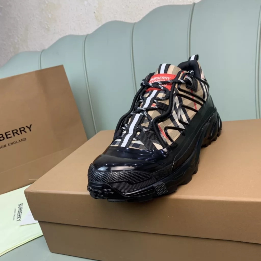 BURBERRY Burberry's latest thick-soled sneakers, couple pop 💑 hot sale🔥<br>Made of vintage plaid, suede and leather with a prominent curved sole ✔️<br>Upper:48% cotton, 52% calf leather, Lining:60% polyester, 40% sheepskin Sole:100% rubber Original 1:1 top quality cow goods ⬆️⬆️<br>Women's 35-40 Men's 39-45 (women's 40. men's 38.45 non-refundable)<br>🎁 counter one to one packaging