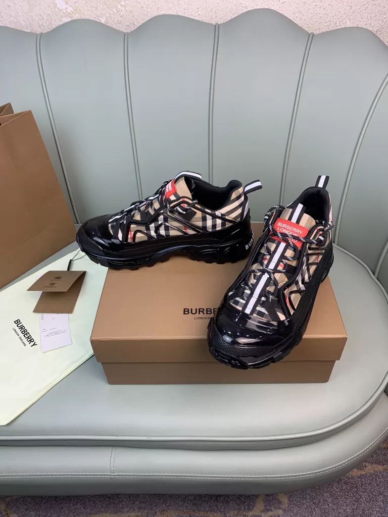 BURBERRY Burberry's latest thick-soled sneakers, couple pop 💑 hot sale🔥<br>Made of vintage plaid, suede and leather with a prominent curved sole ✔️<br>Upper:48% cotton, 52% calf leather, Lining:60% polyester, 40% sheepskin Sole:100% rubber Original 1:1 top quality cow goods ⬆️⬆️<br>Women's 35-40 Men's 39-45 (women's 40. men's 38.45 non-refundable)<br>🎁 counter one to one packaging