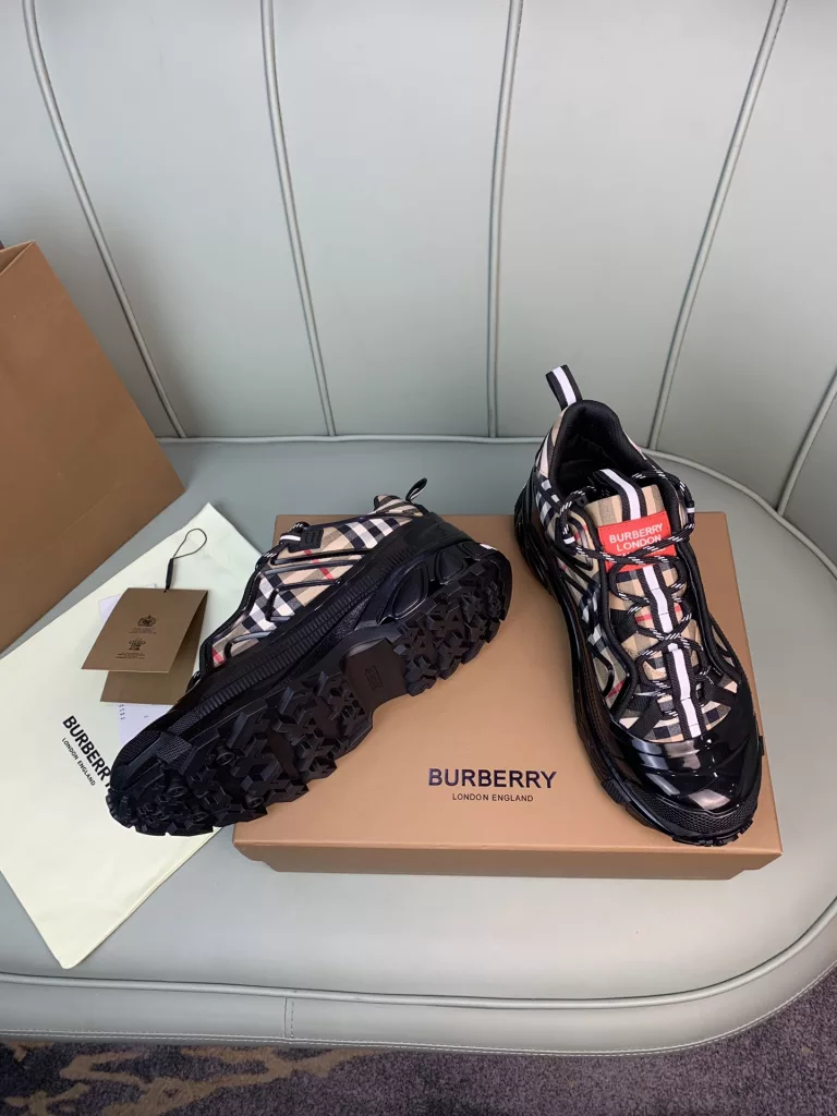 BURBERRY Burberry's latest thick-soled sneakers, couple pop 💑 hot sale🔥<br>Made of vintage plaid, suede and leather with a prominent curved sole ✔️<br>Upper:48% cotton, 52% calf leather, Lining:60% polyester, 40% sheepskin Sole:100% rubber Original 1:1 top quality cow goods ⬆️⬆️<br>Women's 35-40 Men's 39-45 (women's 40. men's 38.45 non-refundable)<br>🎁 counter one to one packaging