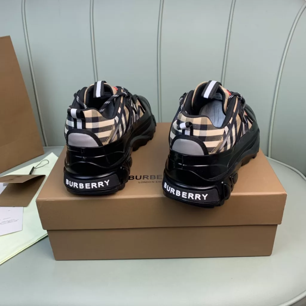 BURBERRY Burberry's latest thick-soled sneakers, couple pop 💑 hot sale🔥<br>Made of vintage plaid, suede and leather with a prominent curved sole ✔️<br>Upper:48% cotton, 52% calf leather, Lining:60% polyester, 40% sheepskin Sole:100% rubber Original 1:1 top quality cow goods ⬆️⬆️<br>Women's 35-40 Men's 39-45 (women's 40. men's 38.45 non-refundable)<br>🎁 counter one to one packaging