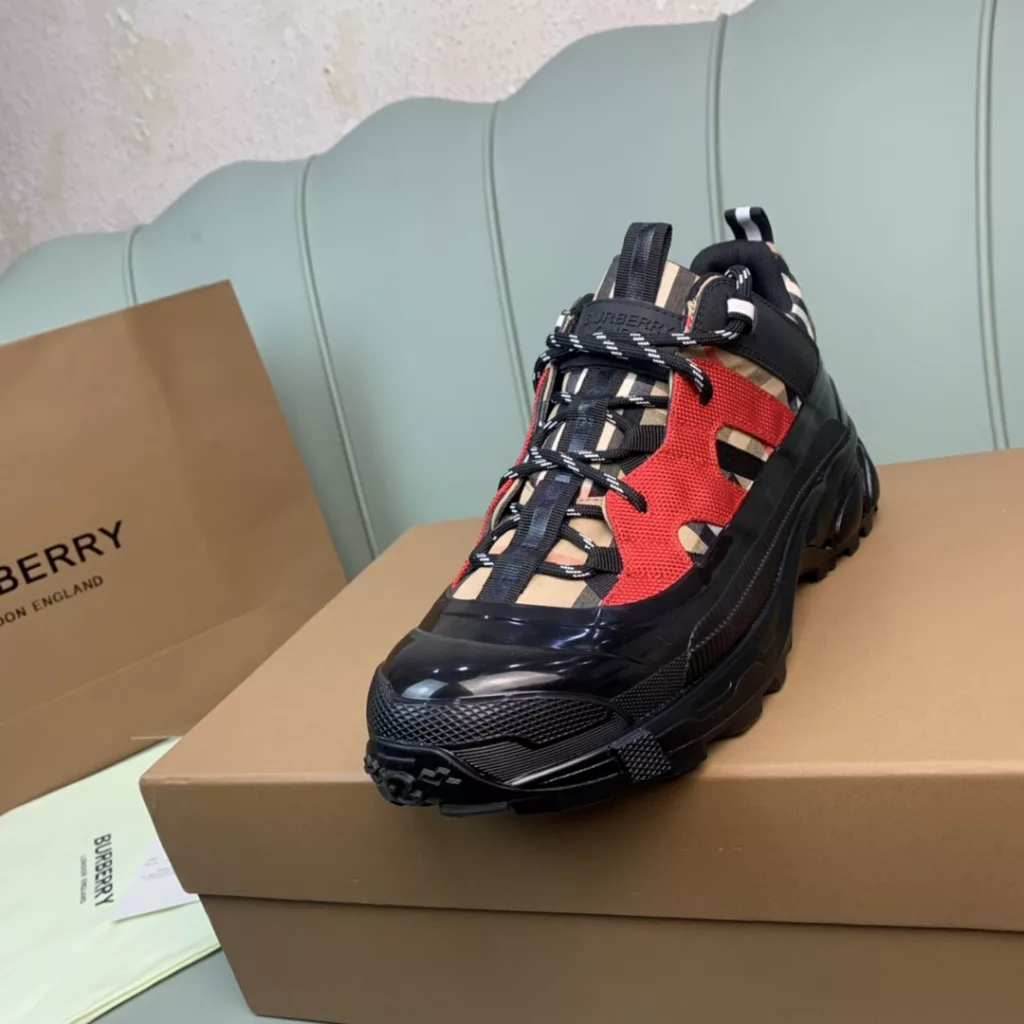 BURBERRY Burberry's latest thick-soled sneakers, couple pop 💑 hot sale🔥<br>Made of vintage plaid, suede and leather with a prominent curved sole ✔️<br>Upper:48% cotton, 52% calf leather, Lining:60% polyester, 40% sheepskin Sole:100% rubber Original 1:1 top quality cow goods ⬆️⬆️<br>Women's 35-40 Men's 39-45 (women's 40. men's 38.45 non-refundable)<br>🎁 counter one to one packaging