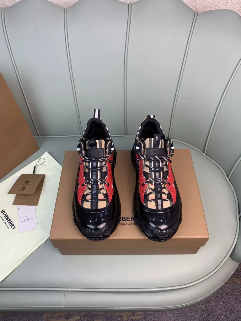 BURBERRY Burberry's latest thick-soled sneakers, couple pop 💑 hot sale🔥<br>Made of vintage plaid, suede and leather with a prominent curved sole ✔️<br>Upper:48% cotton, 52% calf leather, Lining:60% polyester, 40% sheepskin Sole:100% rubber Original 1:1 top quality cow goods ⬆️⬆️<br>Women's 35-40 Men's 39-45 (women's 40. men's 38.45 non-refundable)<br>🎁 counter one to one packaging