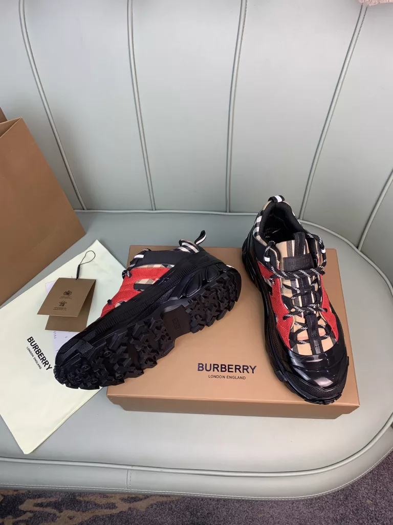 BURBERRY Burberry's latest thick-soled sneakers, couple pop 💑 hot sale🔥<br>Made of vintage plaid, suede and leather with a prominent curved sole ✔️<br>Upper:48% cotton, 52% calf leather, Lining:60% polyester, 40% sheepskin Sole:100% rubber Original 1:1 top quality cow goods ⬆️⬆️<br>Women's 35-40 Men's 39-45 (women's 40. men's 38.45 non-refundable)<br>🎁 counter one to one packaging