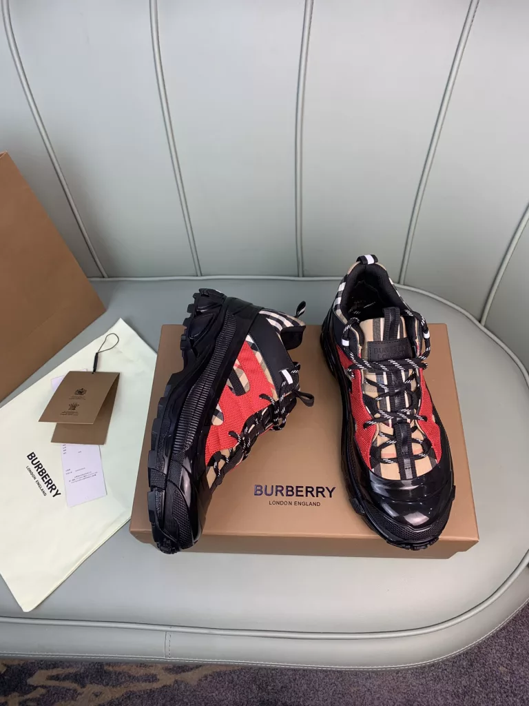 BURBERRY Burberry's latest thick-soled sneakers, couple pop 💑 hot sale🔥<br>Made of vintage plaid, suede and leather with a prominent curved sole ✔️<br>Upper:48% cotton, 52% calf leather, Lining:60% polyester, 40% sheepskin Sole:100% rubber Original 1:1 top quality cow goods ⬆️⬆️<br>Women's 35-40 Men's 39-45 (women's 40. men's 38.45 non-refundable)<br>🎁 counter one to one packaging