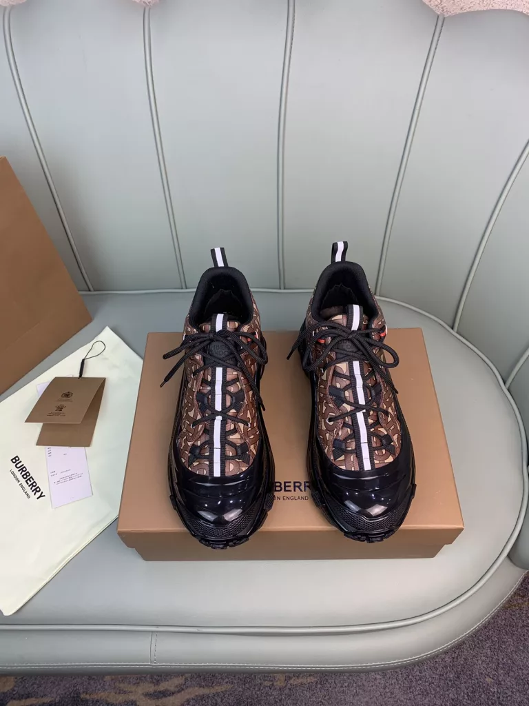 BURBERRY Burberry's latest thick-soled sneakers, couple pop 💑 hot sale🔥<br>Made of vintage plaid, suede and leather with a prominent curved sole ✔️<br>Upper:48% cotton, 52% calf leather, Lining:60% polyester, 40% sheepskin Sole:100% rubber Original 1:1 top quality cow goods ⬆️⬆️<br>Women's 35-40 Men's 39-45 (women's 40. men's 38.45 non-refundable)<br>🎁 counter one to one packaging