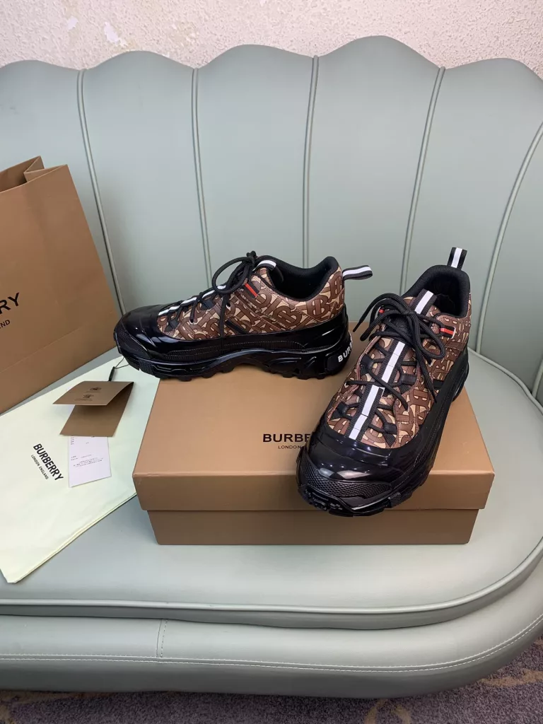 BURBERRY Burberry's latest thick-soled sneakers, couple pop 💑 hot sale🔥<br>Made of vintage plaid, suede and leather with a prominent curved sole ✔️<br>Upper:48% cotton, 52% calf leather, Lining:60% polyester, 40% sheepskin Sole:100% rubber Original 1:1 top quality cow goods ⬆️⬆️<br>Women's 35-40 Men's 39-45 (women's 40. men's 38.45 non-refundable)<br>🎁 counter one to one packaging