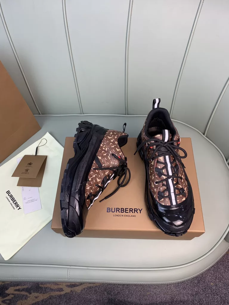 BURBERRY Burberry's latest thick-soled sneakers, couple pop 💑 hot sale🔥<br>Made of vintage plaid, suede and leather with a prominent curved sole ✔️<br>Upper:48% cotton, 52% calf leather, Lining:60% polyester, 40% sheepskin Sole:100% rubber Original 1:1 top quality cow goods ⬆️⬆️<br>Women's 35-40 Men's 39-45 (women's 40. men's 38.45 non-refundable)<br>🎁 counter one to one packaging