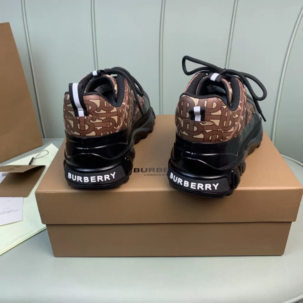 BURBERRY Burberry's latest thick-soled sneakers, couple pop 💑 hot sale🔥<br>Made of vintage plaid, suede and leather with a prominent curved sole ✔️<br>Upper:48% cotton, 52% calf leather, Lining:60% polyester, 40% sheepskin Sole:100% rubber Original 1:1 top quality cow goods ⬆️⬆️<br>Women's 35-40 Men's 39-45 (women's 40. men's 38.45 non-refundable)<br>🎁 counter one to one packaging